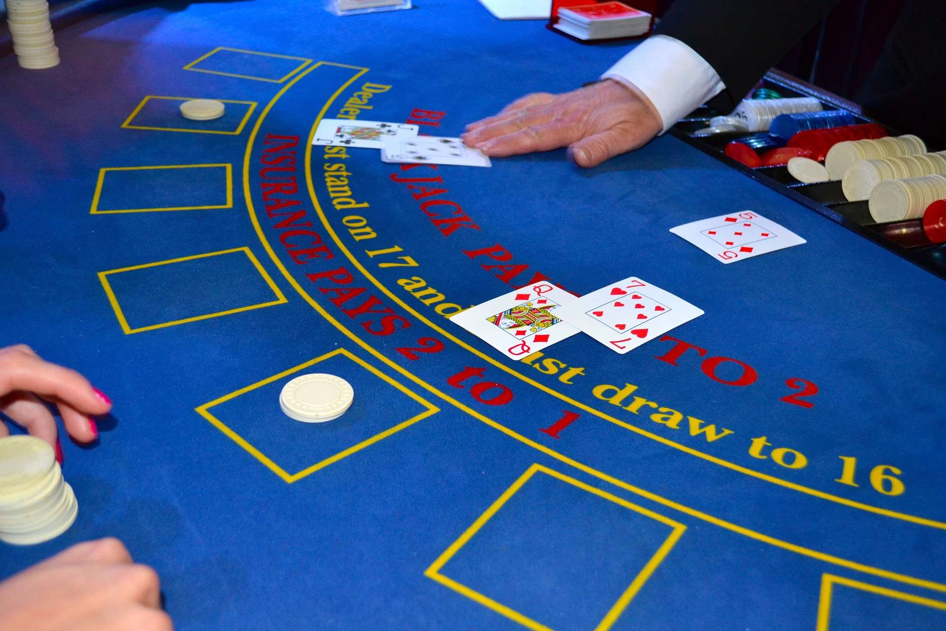 Ein Blackjack mit Karten und Dealer